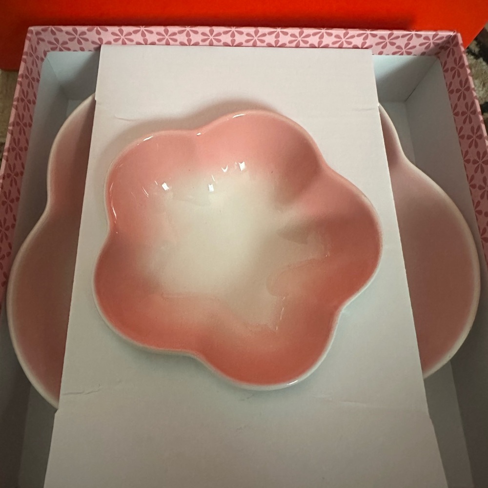 Le Creuset Pink Flower-Shaped Dish Set